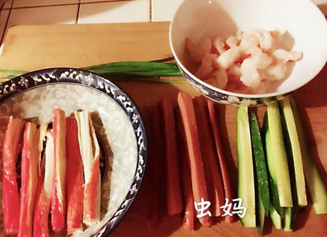 这个春卷不用煎、不用炸，蔬菜虾仁卷一卷，营养健康太好吃了
