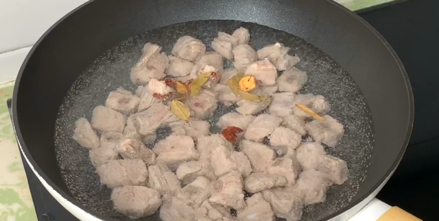 炖排骨时，有人先焯水，有人直接炖，大厨：全都不对，教正确做法