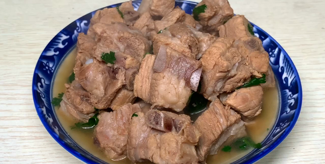 炖排骨时，有人先焯水，有人直接炖，大厨：全都不对，教正确做法