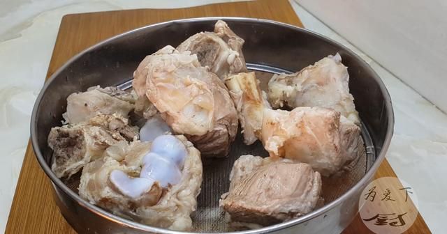 8块骨头，2个玉米，教你做滋补大骨汤，鲜香浓稠营养，啃着真过瘾