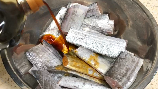 炸带鱼，有人用淀粉，有人用面糊？都不对，教你正确做法，太香了