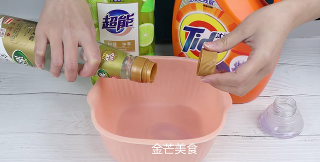羽绒服无需拿去干洗店，教你正确清洗方法，比洗衣店洗得还干净