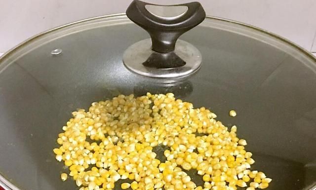 一把“玉米粒”丢进油锅里，5分钟后捞出来，家里小孩乐开了花