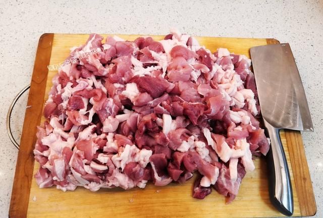 猪肉可算便宜了，赶紧买了五斤做了一批风干肠，味道不错还有嚼头