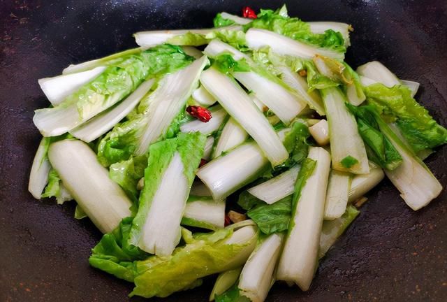 饭店的清炒小白菜为啥好吃？掌握这4个窍门，出锅鲜嫩爽脆不出水