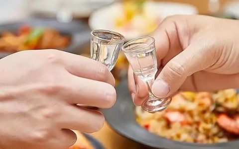 跟人喝酒怎么说话技巧(喝酒场合说什么话最好)