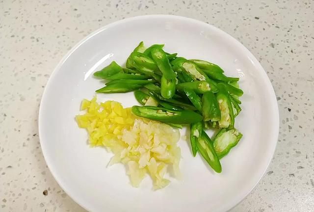 家常菜-木耳炒香菇