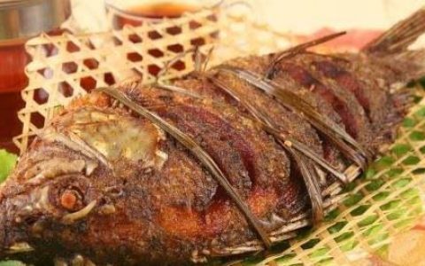 怎么炸鱼不粘锅不掉皮正确方法(炸鱼怎么炸不碎的技巧)