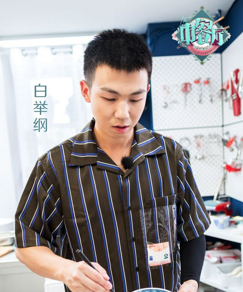 90后男歌手自曝整容经历！打瘦脸针导致面瘫，至今仍有心理阴影