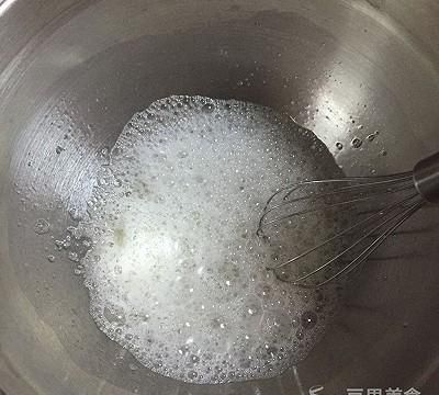 如何做蔓越莓戚风蛋糕,蔓越莓干戚风蛋糕做法图4