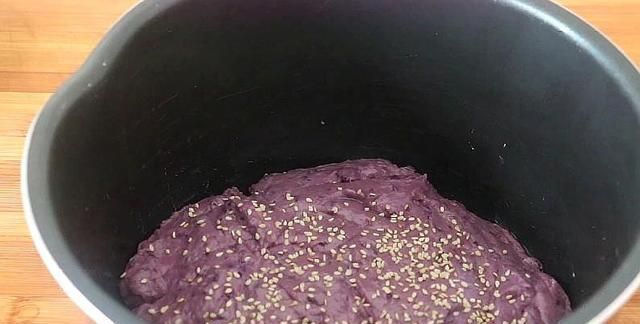 1个紫薯3个鸡蛋，用电饭煲做面包，新手1次就成功，超简单