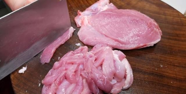 过年炸酥肉，用淀粉还是面粉？大厨这样做，香酥入味，凉了不回软