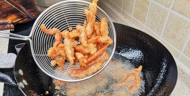 过年炸酥肉，用淀粉还是面粉？大厨这样做，香酥入味，凉了不回软