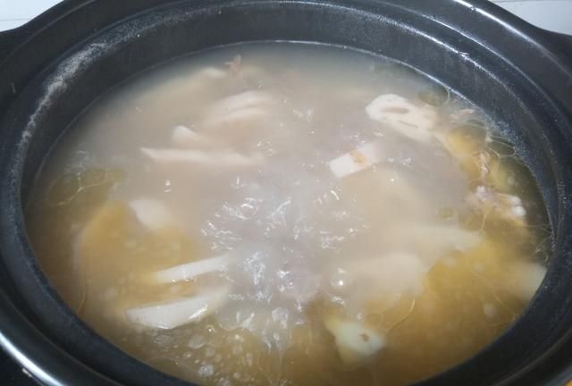 莲藕排骨汤家常做法，汤汁浓香清甜，排骨莲藕美味可口一锅不够吃