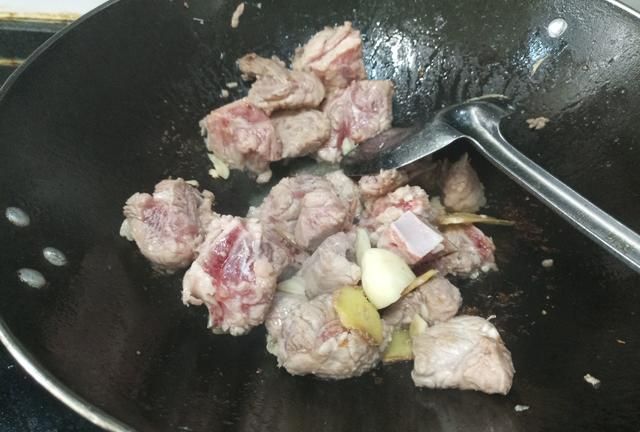 莲藕排骨汤家常做法，汤汁浓香清甜，排骨莲藕美味可口一锅不够吃