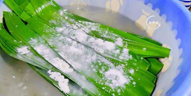 处理粽叶时，直接下锅煮就错了！多加1步，粽叶韧性好，不会炸裂