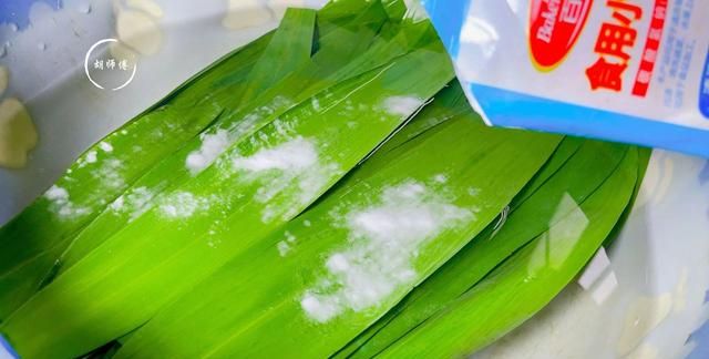 处理粽叶时，直接下锅煮就错了！多加1步，粽叶韧性好，不会炸裂
