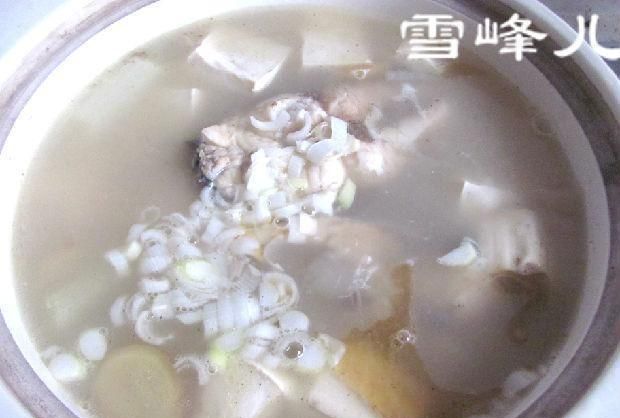 鲢鱼炖豆腐清淡美味，肉嫩汤鲜，健康营养好吃