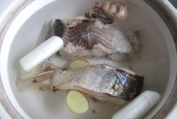 鲢鱼炖豆腐清淡美味，肉嫩汤鲜，健康营养好吃