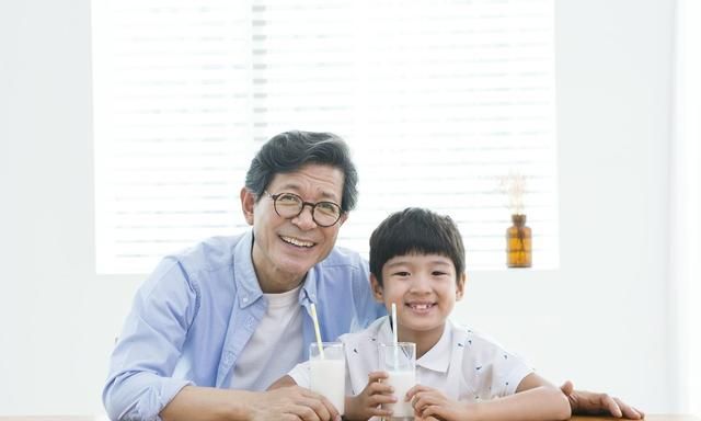 钟南山院士和张文宏教授都建议喝牛奶！原来喝牛奶有这么多好处