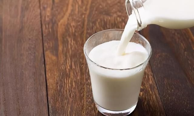 有人说晚上喝牛奶危害大，这是真的吗？4个喝牛奶的误区望你了解