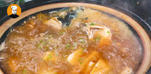 鱼头汤怎么炖最好喝？大厨教你正确做法，汤汁鲜美一点也不腥