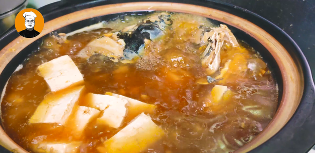 鱼头汤怎么炖最好喝？大厨教你正确做法，汤汁鲜美一点也不腥