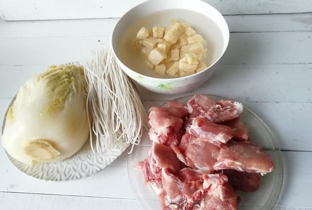 这道东北炖菜，百吃不厌，冬天每月都得做几次，缺了它不像过冬天