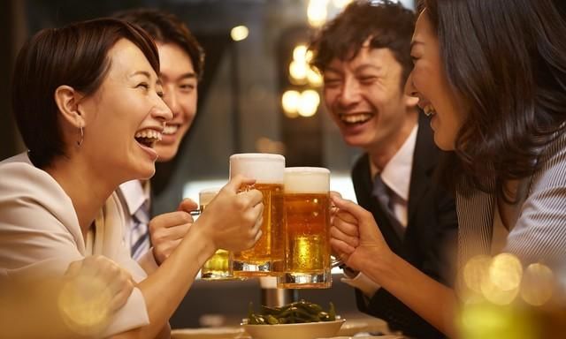 酒给苦涩的人生添彩，给寂寞者以安慰，酒是一种独特的物质文化。