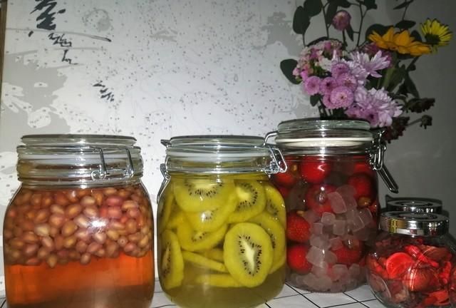 酒给苦涩的人生添彩，给寂寞者以安慰，酒是一种独特的物质文化。