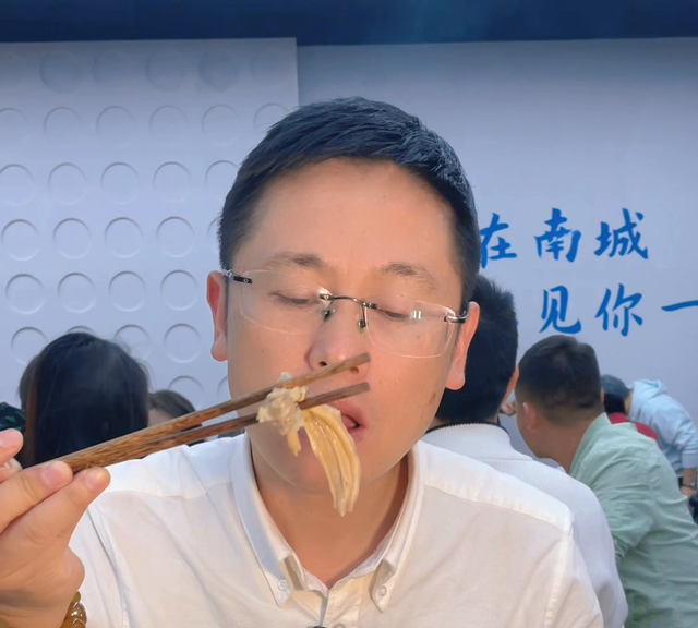 重庆鸭掌火锅，酸爽麻香，入口即化，爱上美味？！你说OK...