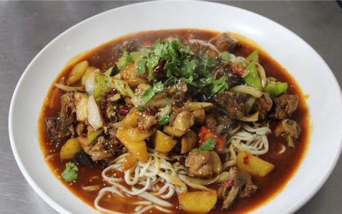 大盘鸡拌面怎么做,西红柿大盘鸡拌面