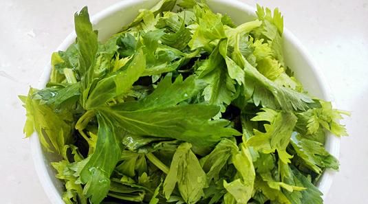 新鲜芹菜叶有哪些吃法(芹菜叶汤减肥正确吃法)图2