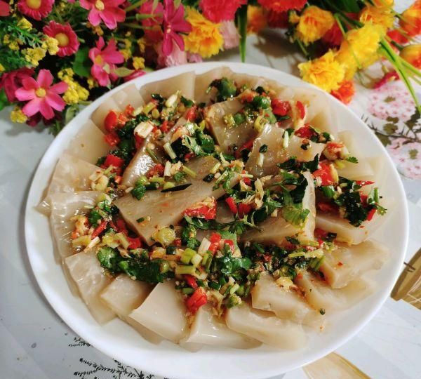 早晨来一碗水晶肉皮冻，大人小孩都爱吃
