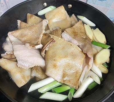 早晨来一碗水晶肉皮冻，大人小孩都爱吃