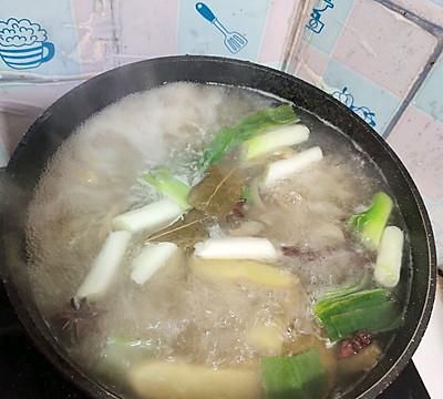 早晨来一碗水晶肉皮冻，大人小孩都爱吃