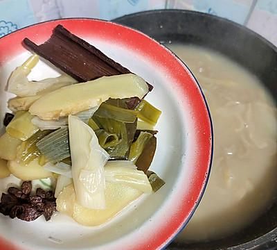 早晨来一碗水晶肉皮冻，大人小孩都爱吃