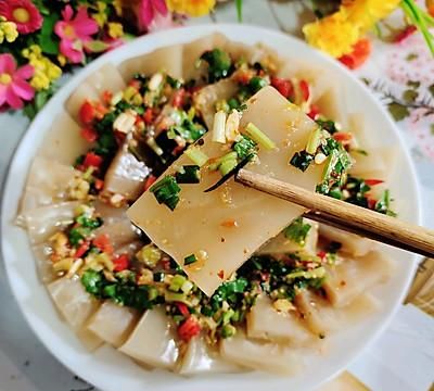 早晨来一碗水晶肉皮冻，大人小孩都爱吃