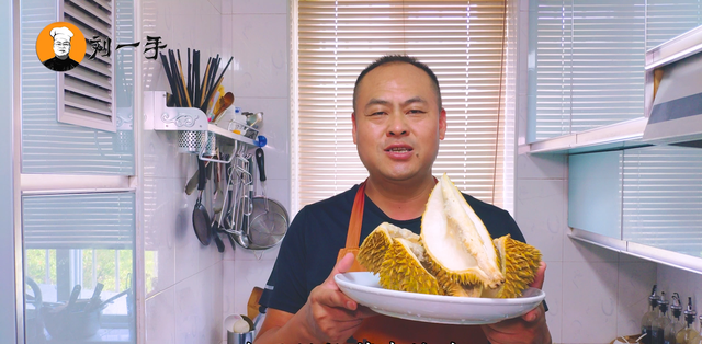 老刘教你用榴莲壳炖鸡，汤鲜味美，营养滋补，刘嫂一次吃完一整锅