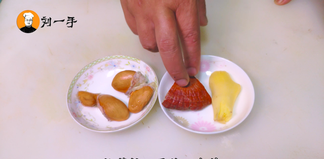 老刘教你用榴莲壳炖鸡，汤鲜味美，营养滋补，刘嫂一次吃完一整锅