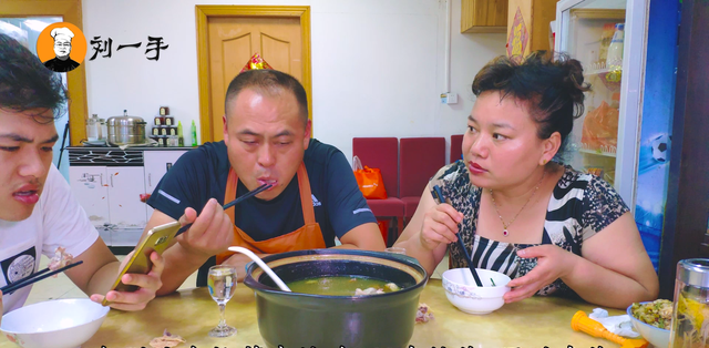 老刘教你用榴莲壳炖鸡，汤鲜味美，营养滋补，刘嫂一次吃完一整锅