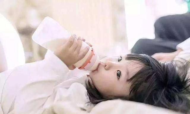 “幼儿奶粉”和“纯牛奶”有何区别？早了解少花钱，孩子更健康