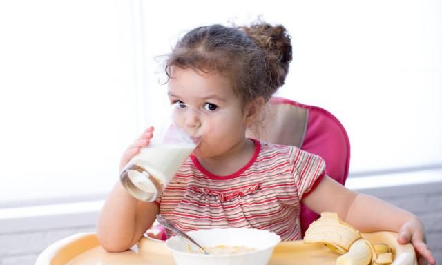 “幼儿奶粉”和“纯牛奶”有何区别？早了解少花钱，孩子更健康
