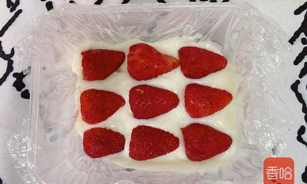 三分钟自制的草莓牛奶小方，酸甜可口奶香十足，不用烤箱能做甜品
