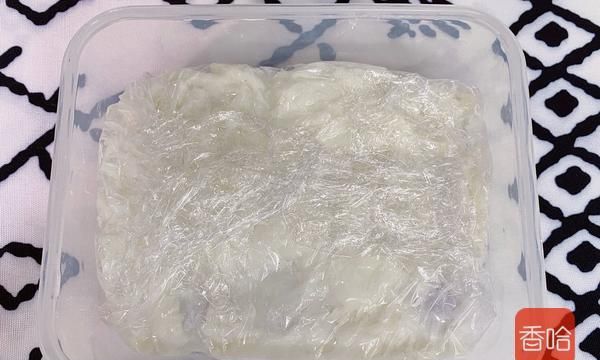 三分钟自制的草莓牛奶小方，酸甜可口奶香十足，不用烤箱能做甜品