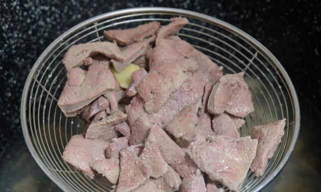 晚上炒了一盘猪肝，好吃到流口水，鲜香嫩滑无腥味，做法简单