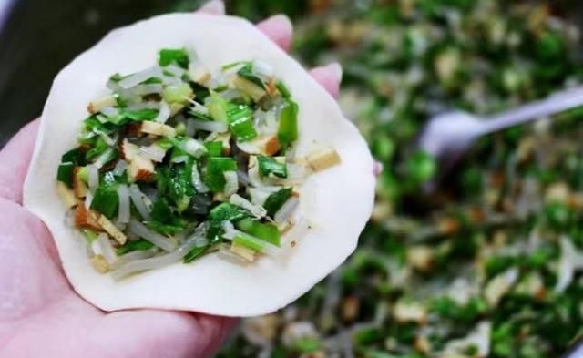 韭菜鸡蛋包子馅怎么调好吃,韭菜鸡蛋粉条馅包子的做法图3