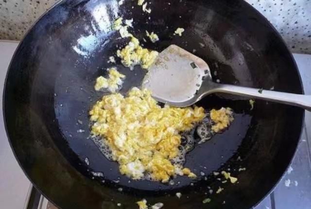 韭菜鸡蛋包子馅怎么调好吃,韭菜鸡蛋粉条馅包子的做法图4
