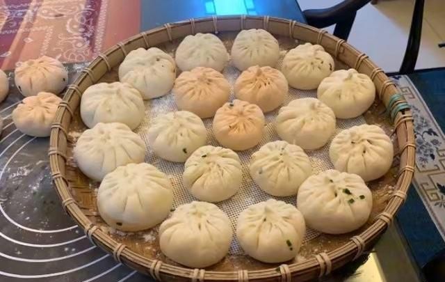韭菜鸡蛋包子馅怎么调好吃,韭菜鸡蛋粉条馅包子的做法图7