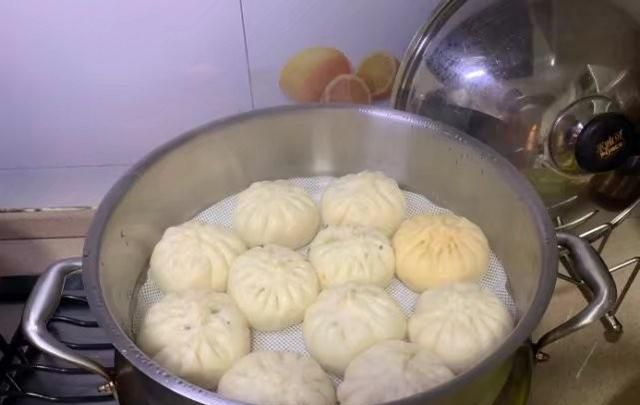 韭菜鸡蛋包子馅怎么调好吃,韭菜鸡蛋粉条馅包子的做法图8